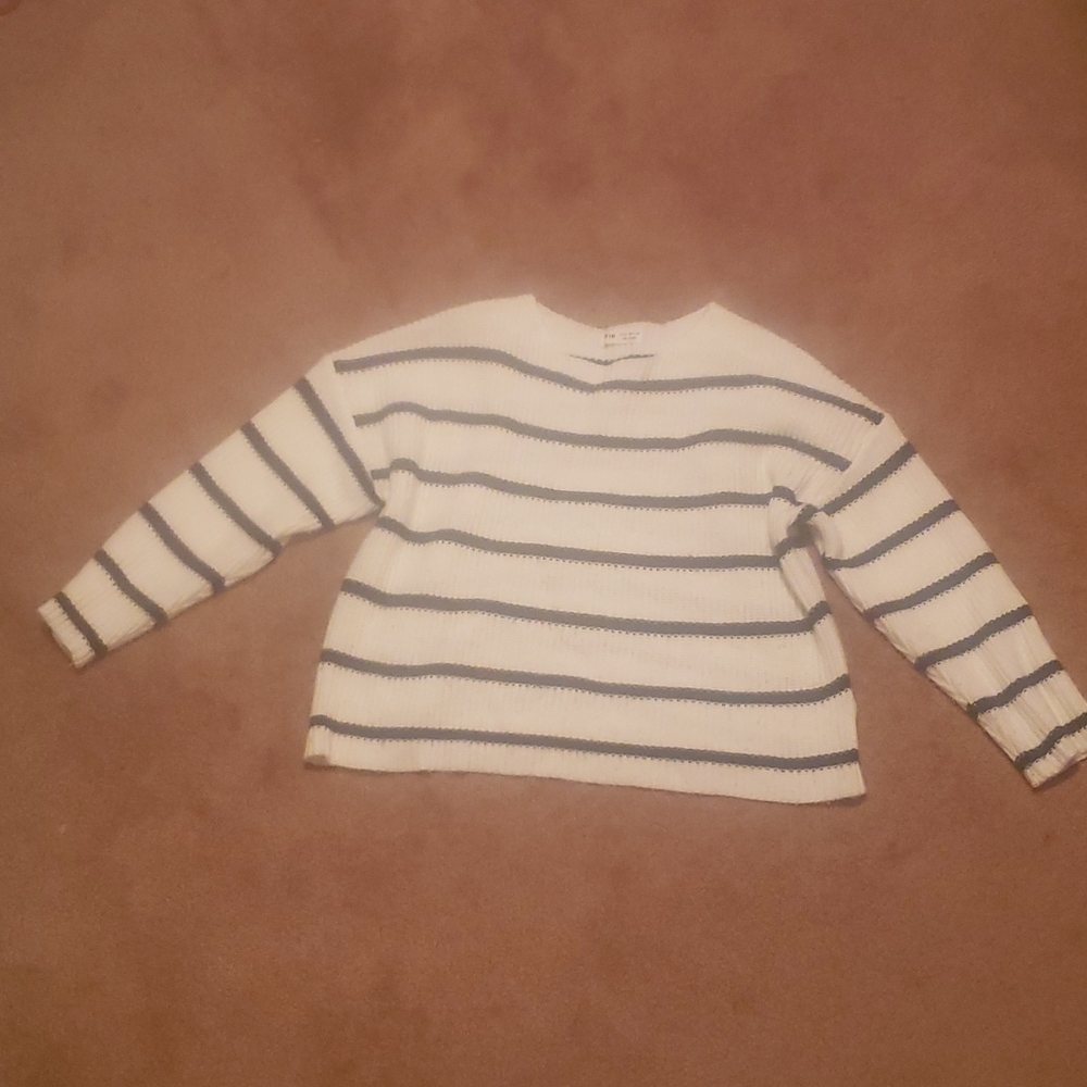 Knitted back and white stripped sweater